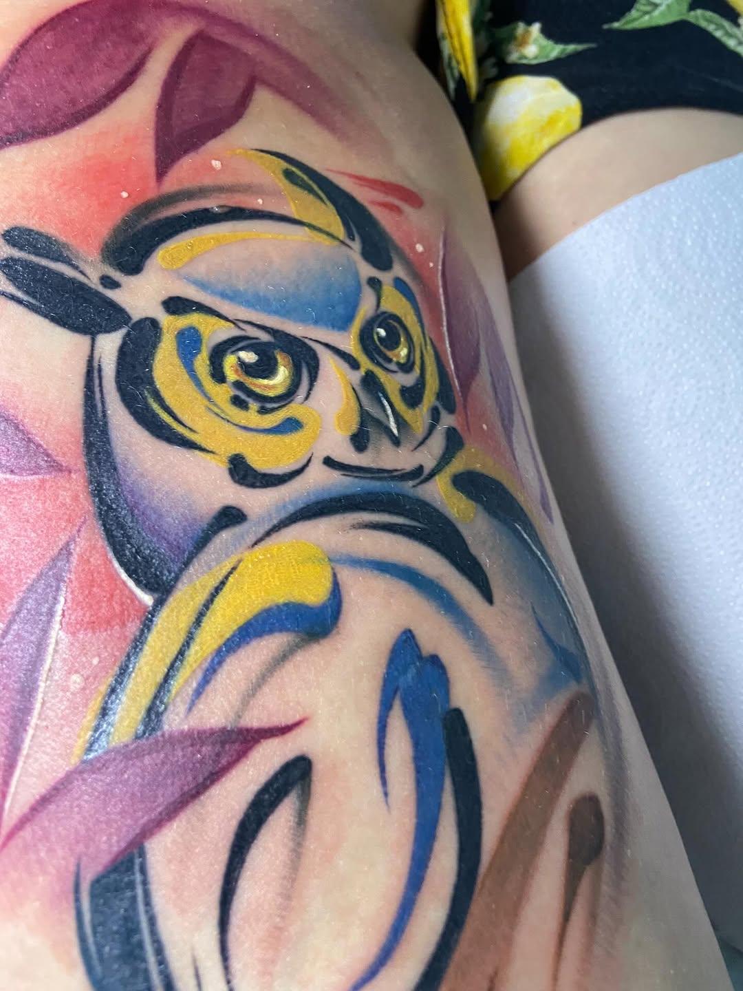 Tatouage hibou néo-trad — toto__tattoo