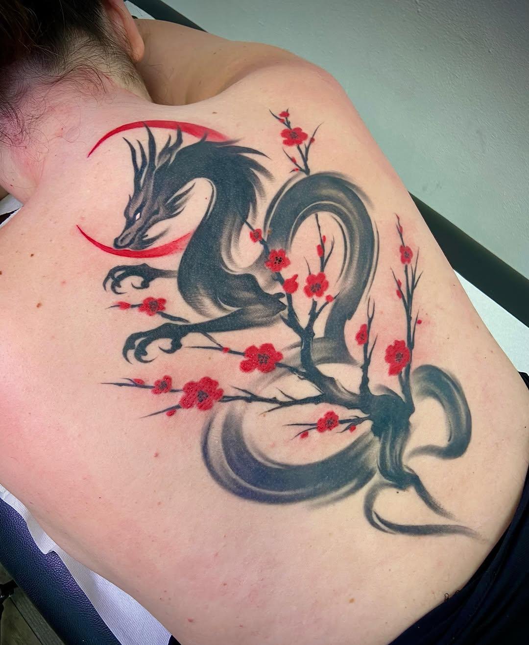 Tatouage dragon et sakura néo-trad — toto__tattoo