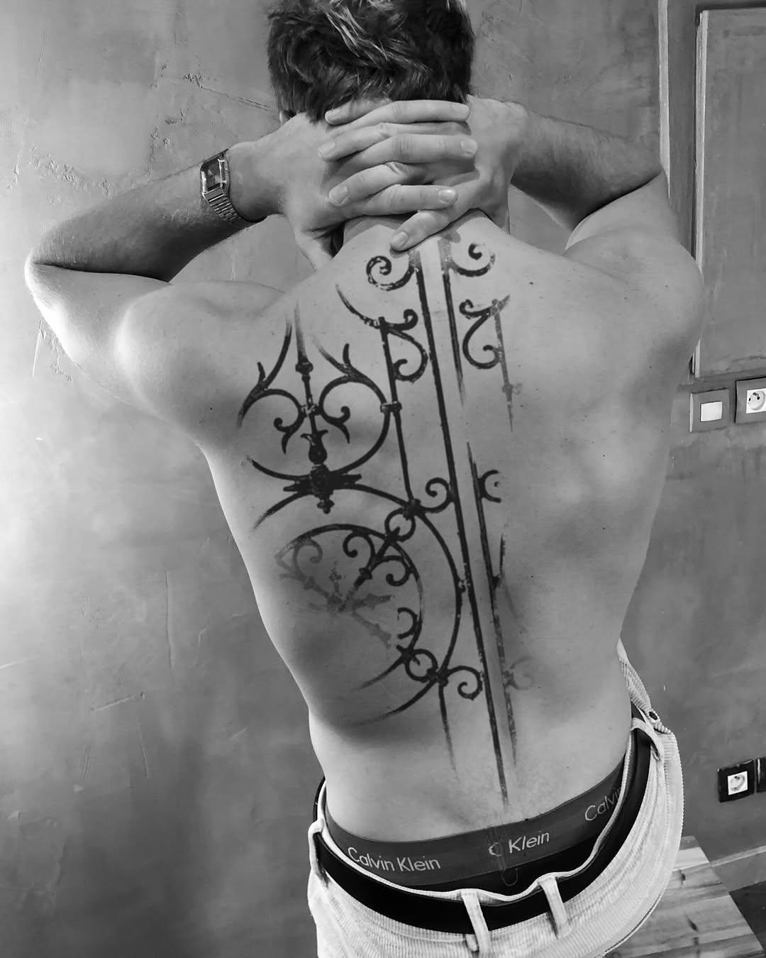 Tatouage architecture noire grille blackwork dos — martinborus