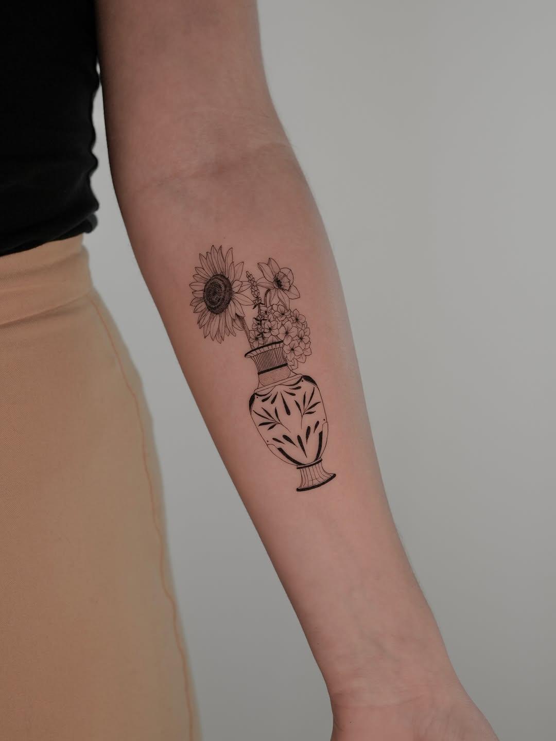 Tatouage duo de vases fine line — duftattoo