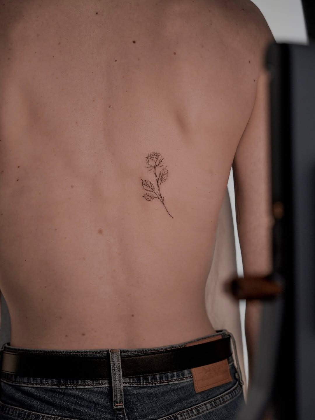 Tatouage rose fine line — duftattoo