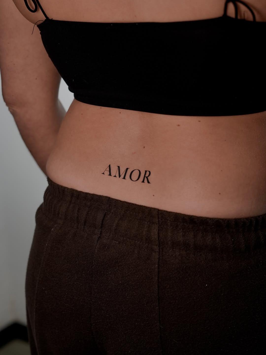 Tatouage lettrage AMOR fine line — duftattoo