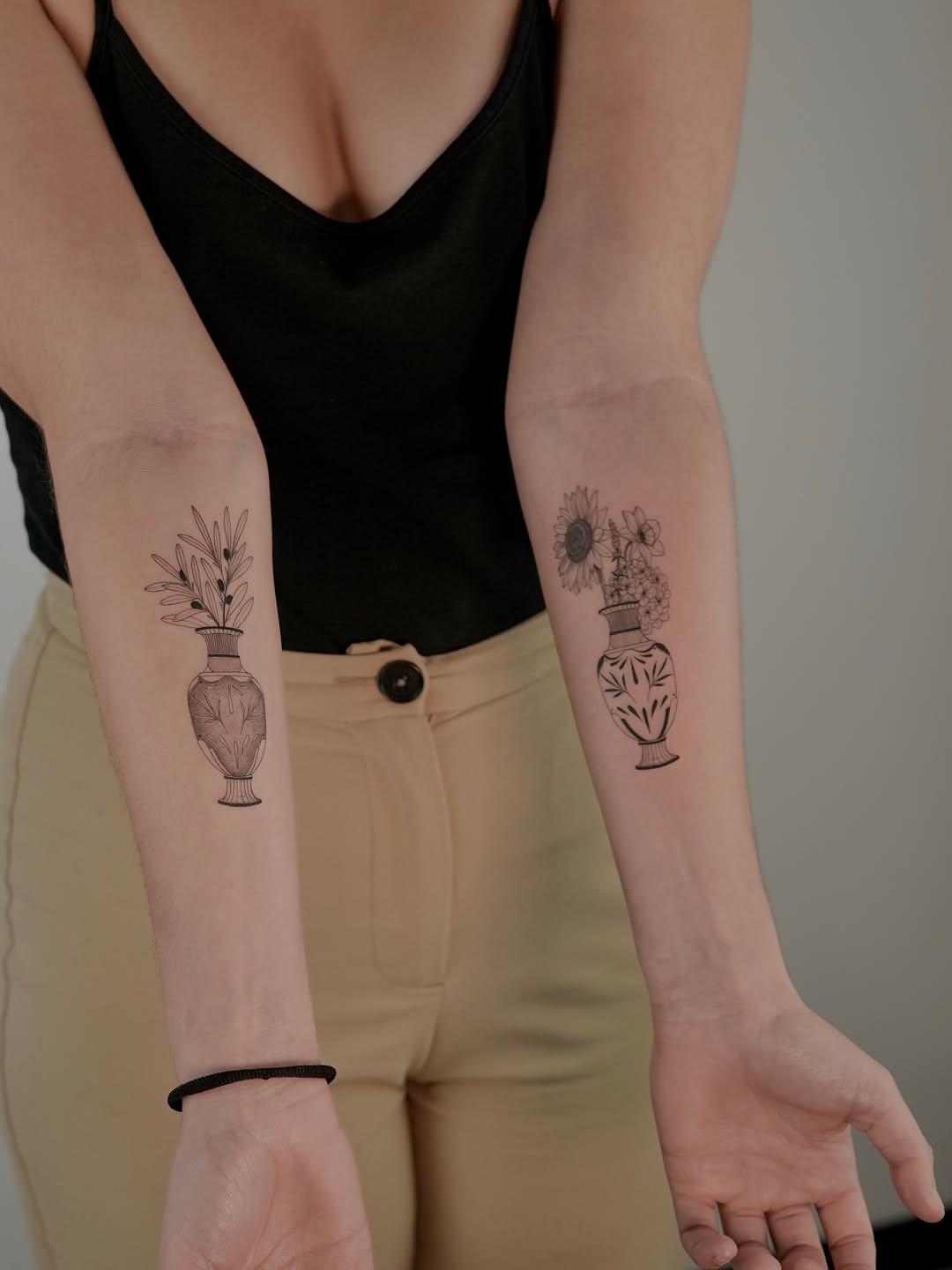 Tatouage vases fine line illustratif — duftattoo