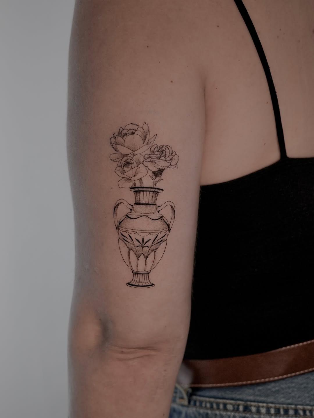 Tatouage vase fine line illustratif — duftattoo