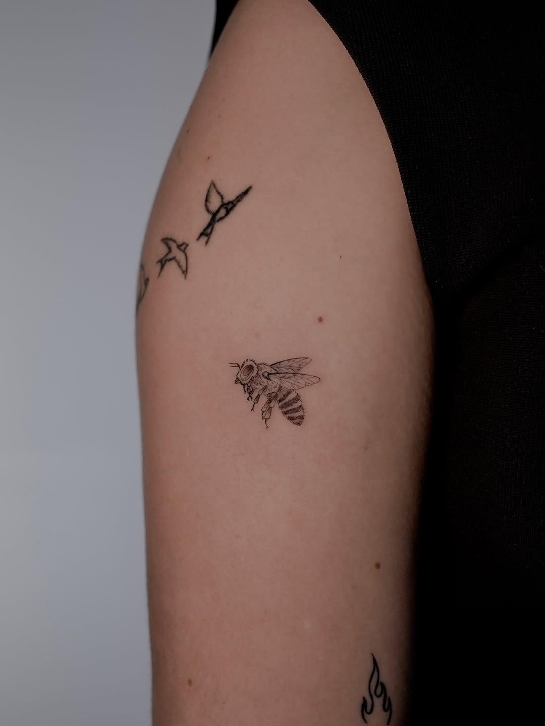 Tatouage abeille fine line — duftattoo