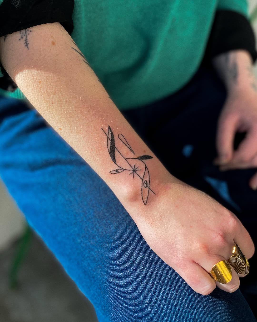 Tatouage handpoke dotwork — mlnbgr.tattoo