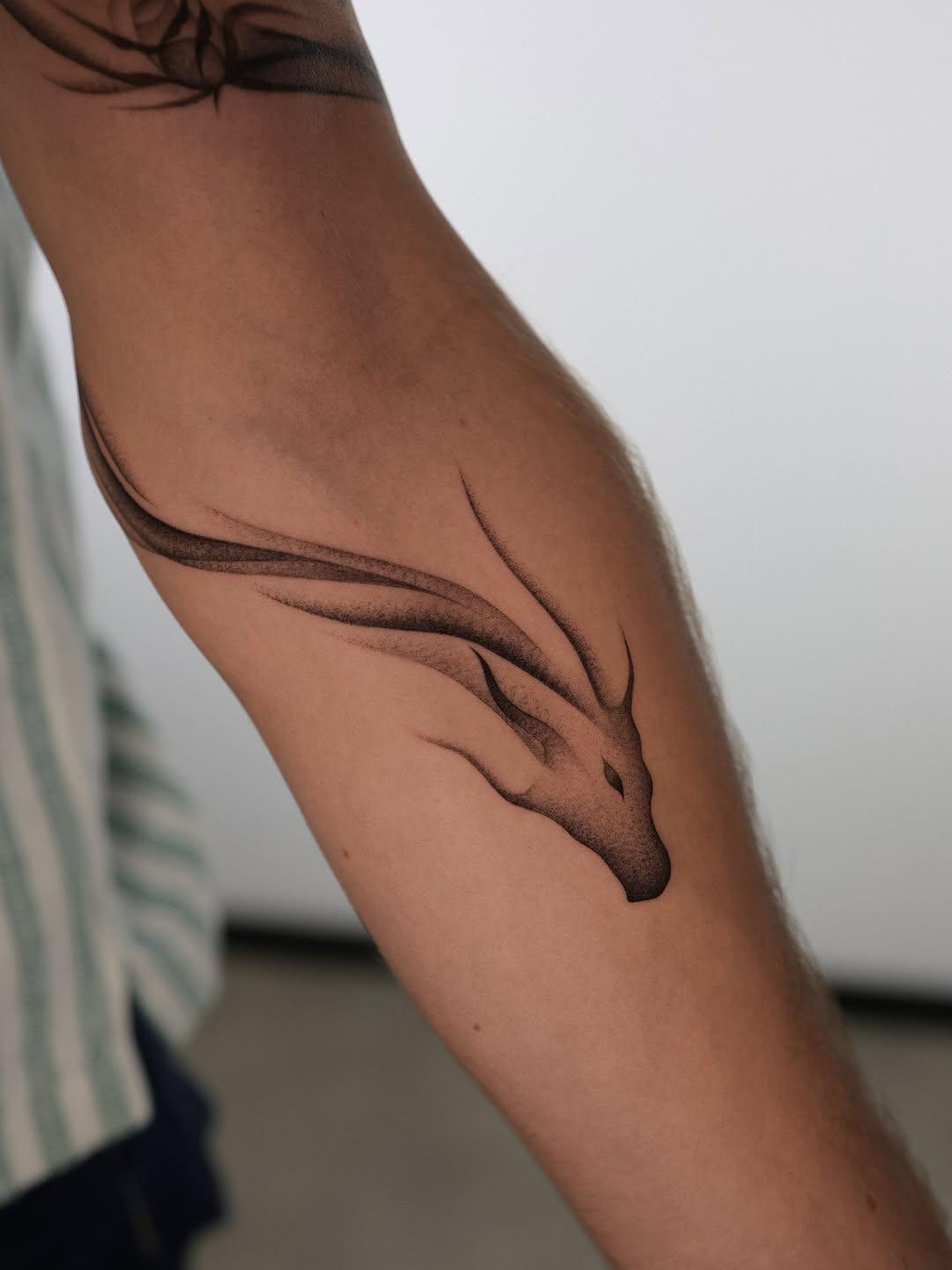 Tatouage dragon fine line — malfatti.ttt