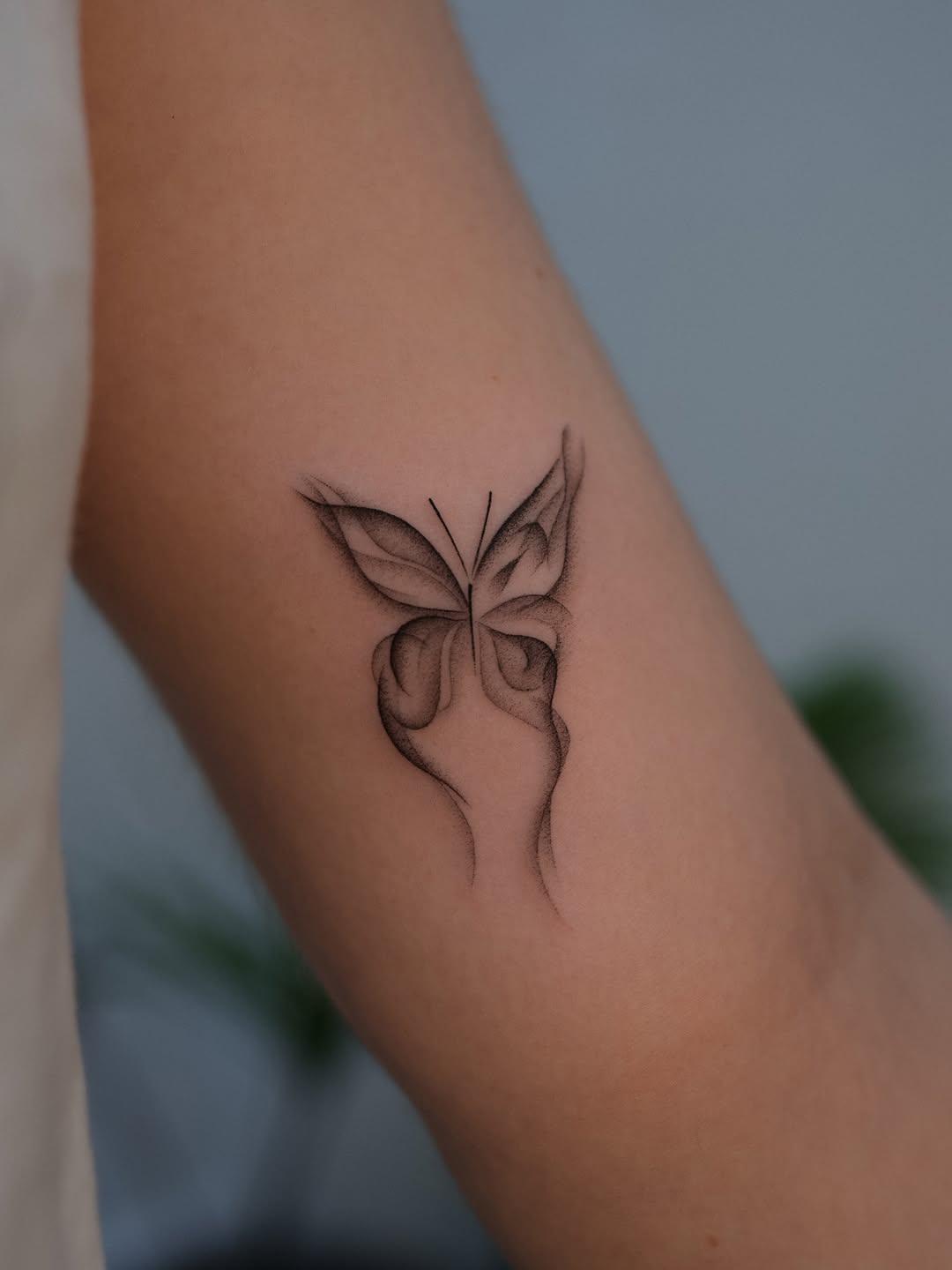 Tatouage papillon fine line — malfatti.ttt