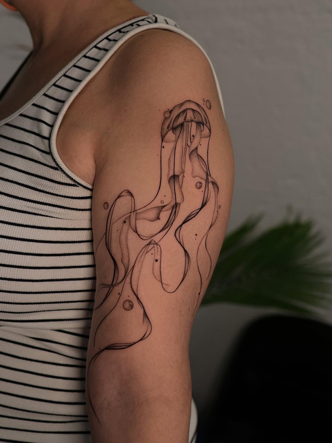 Tatouage méduse fine line — malfatti.ttt