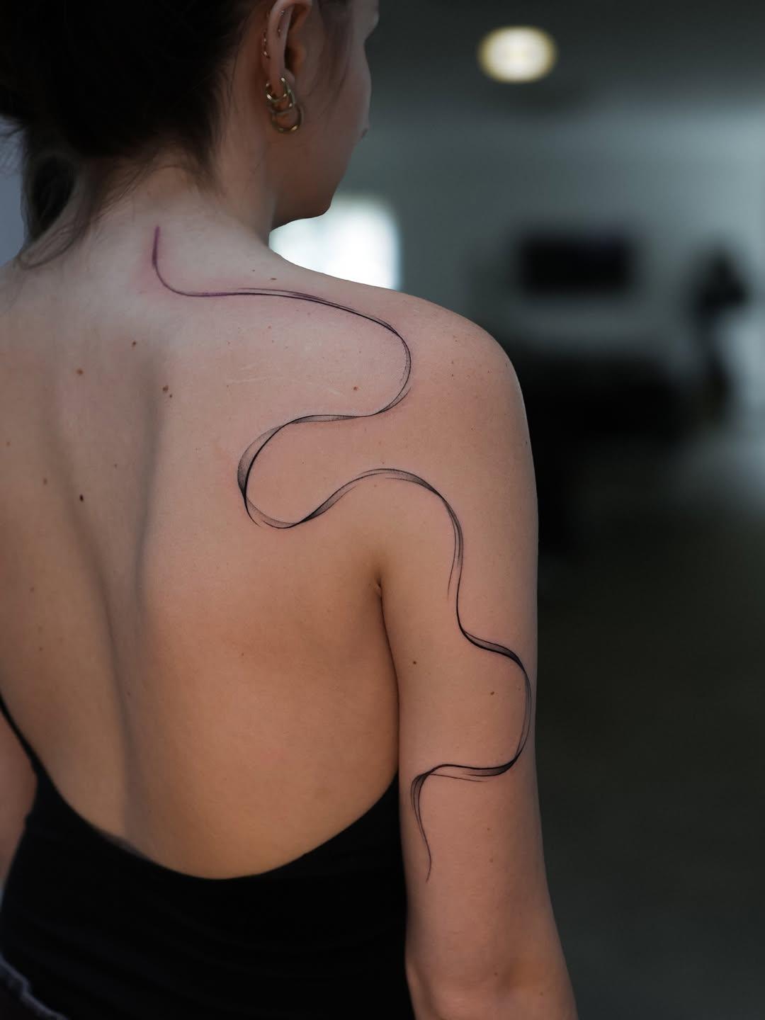 Tatouage abstrait fine line — malfatti.ttt