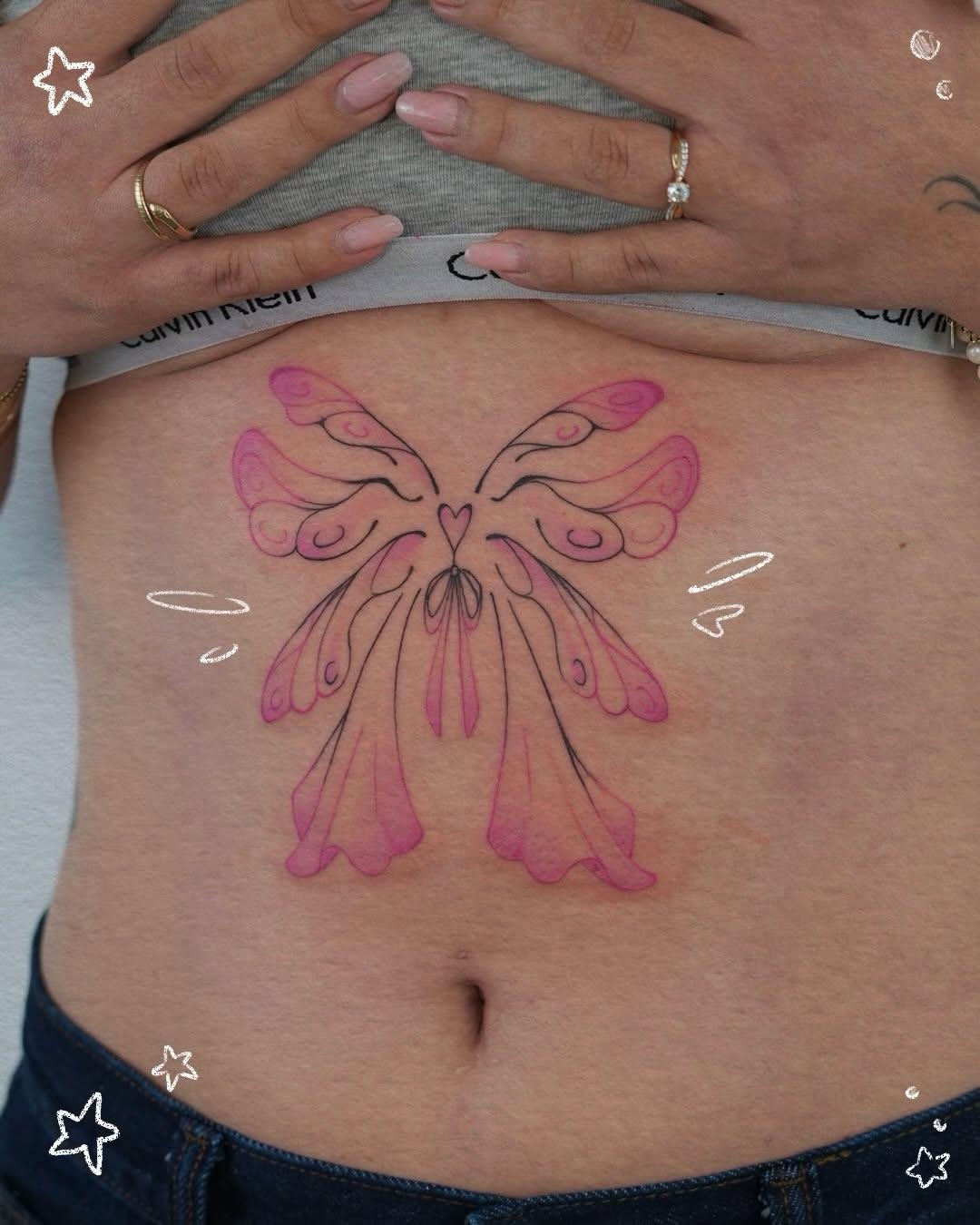 Tatouage ailes de fée roses fine line — mayberry.ttt