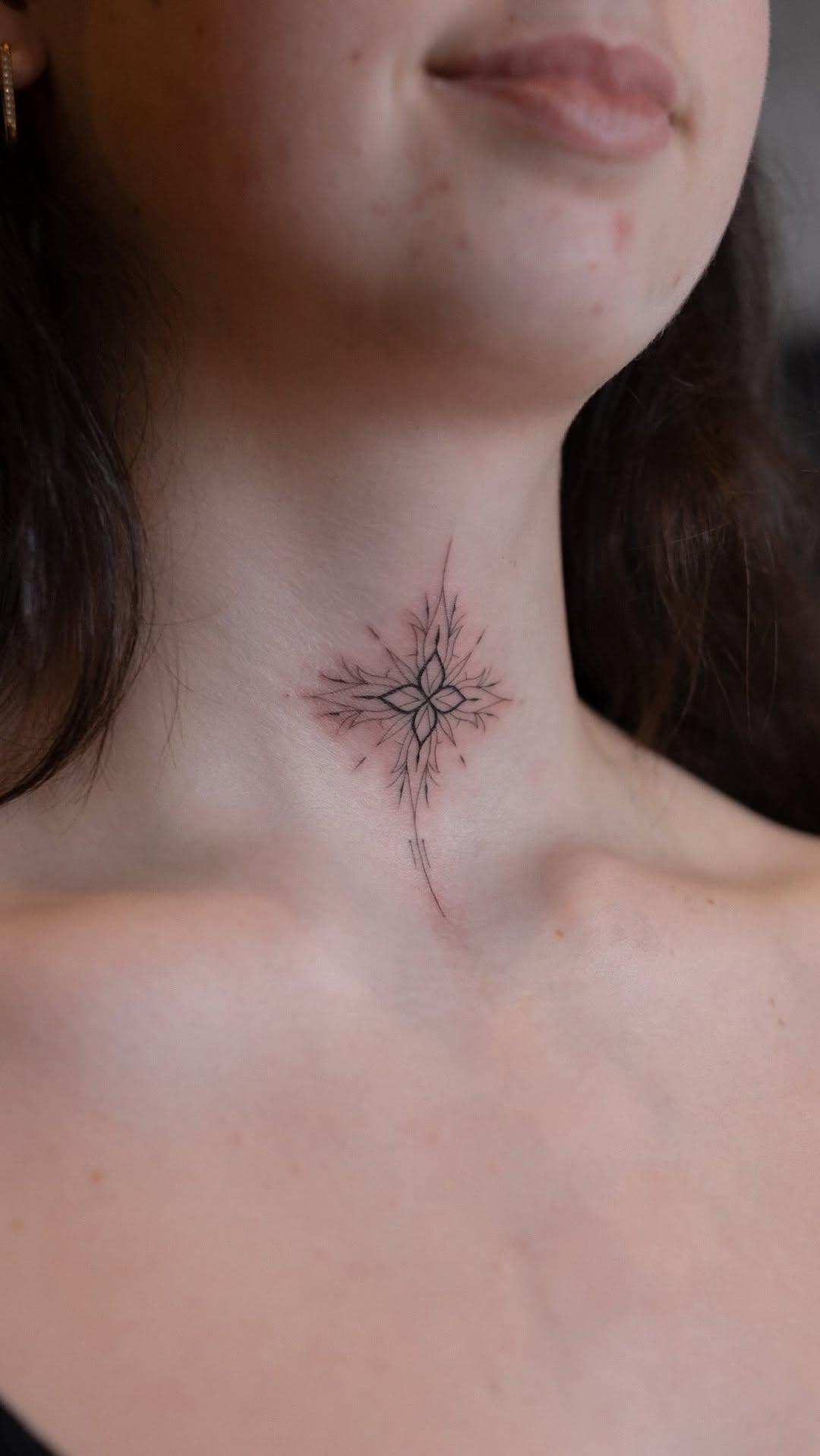 Tatouage Étoile géométrique avec éléments botaniques rayonnants — aieuh_ca_pique
