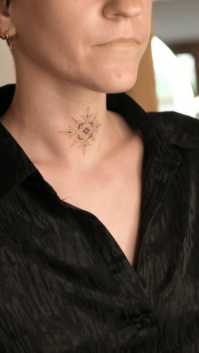 Tatouage Composition géométrique avec phases lunaires et botaniques — aieuh_ca_pique