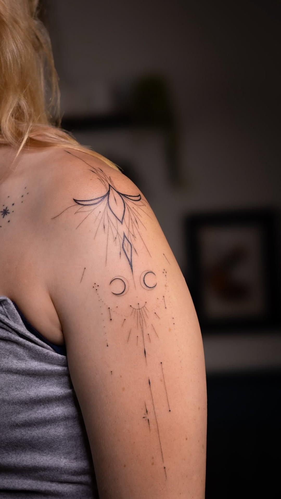 Tatouage Composition ornementale avec phases lunaires et botaniques — aieuh_ca_pique