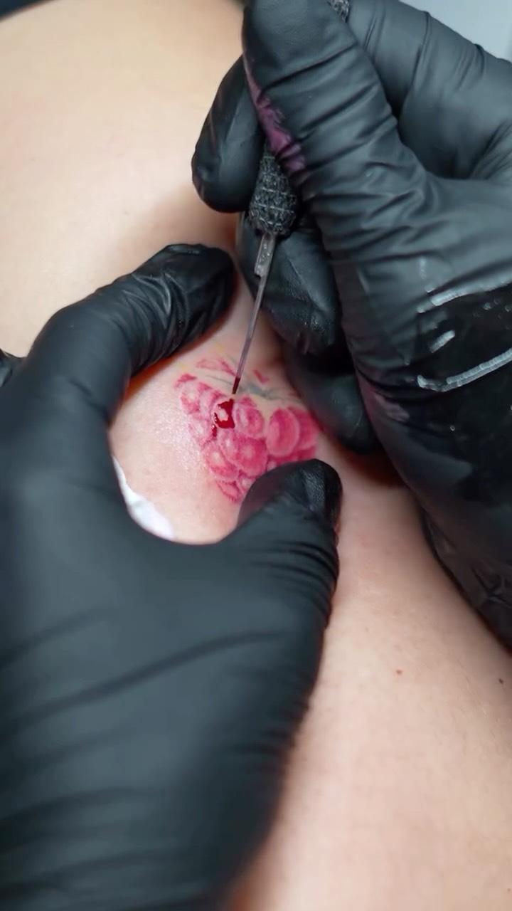 Tatouage fleur rose avant-bras — tattooday_studio