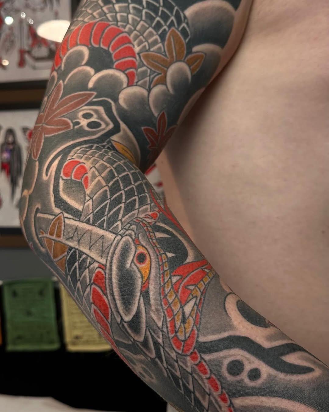 Tatouage Koi et fleurs japonnaise bras — ishibashistudio