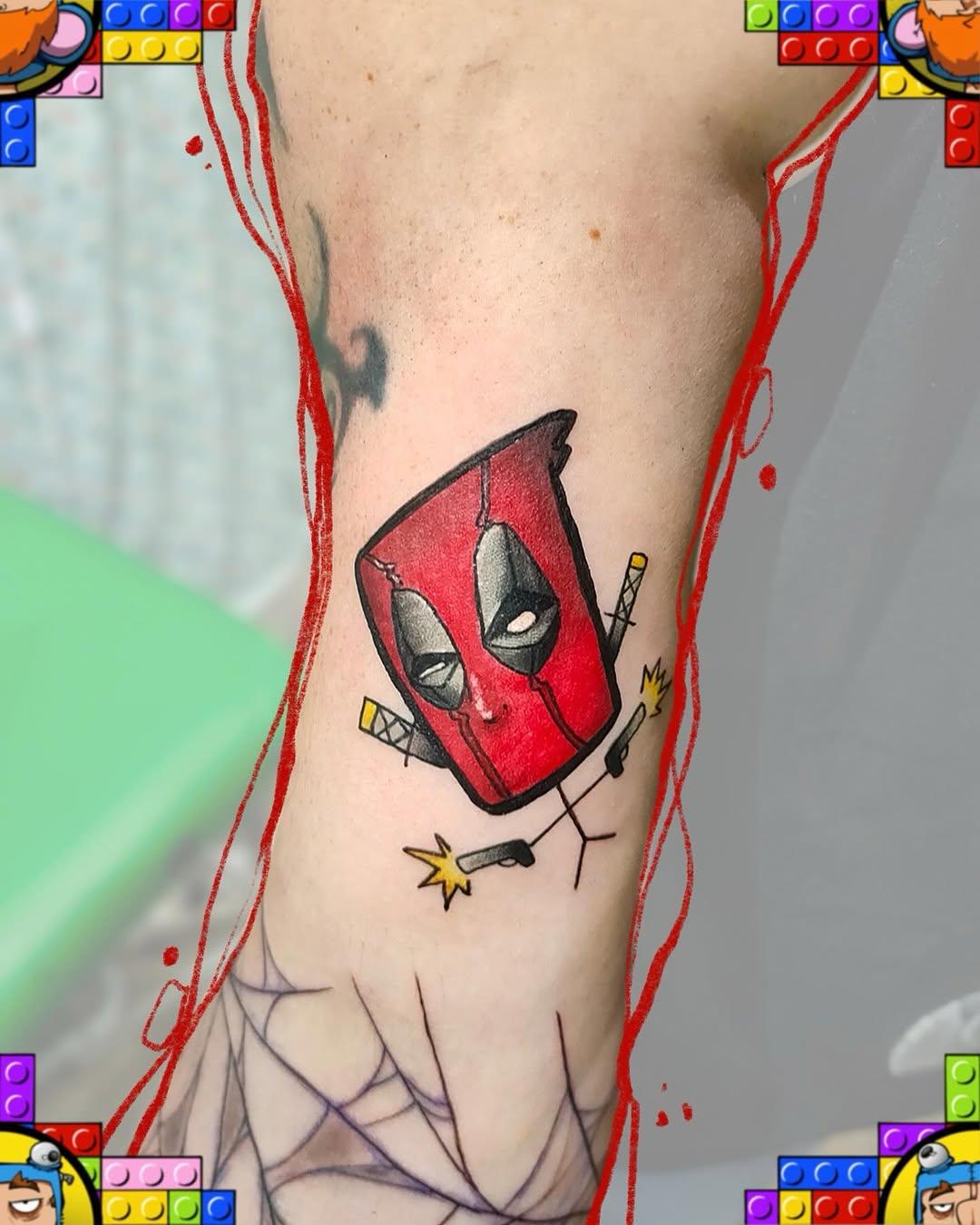 Tatouage Deadpool pop culture couleur — monkibe