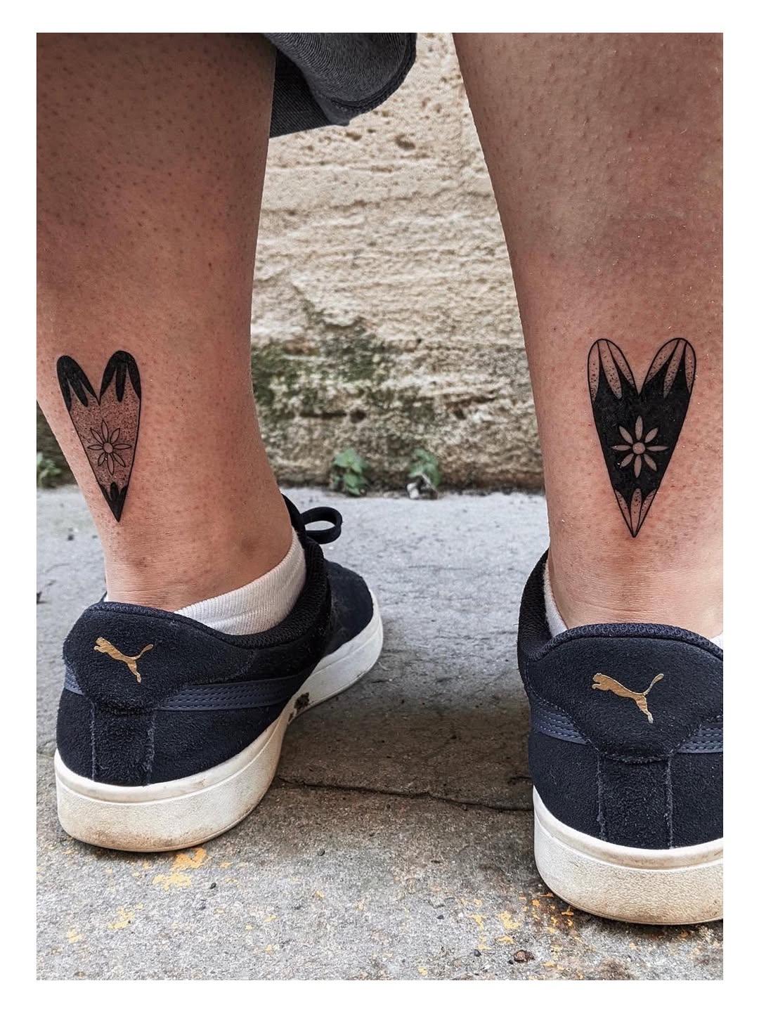 Tatouages cœurs ornementaux blackwork mollets — noiredeligne
