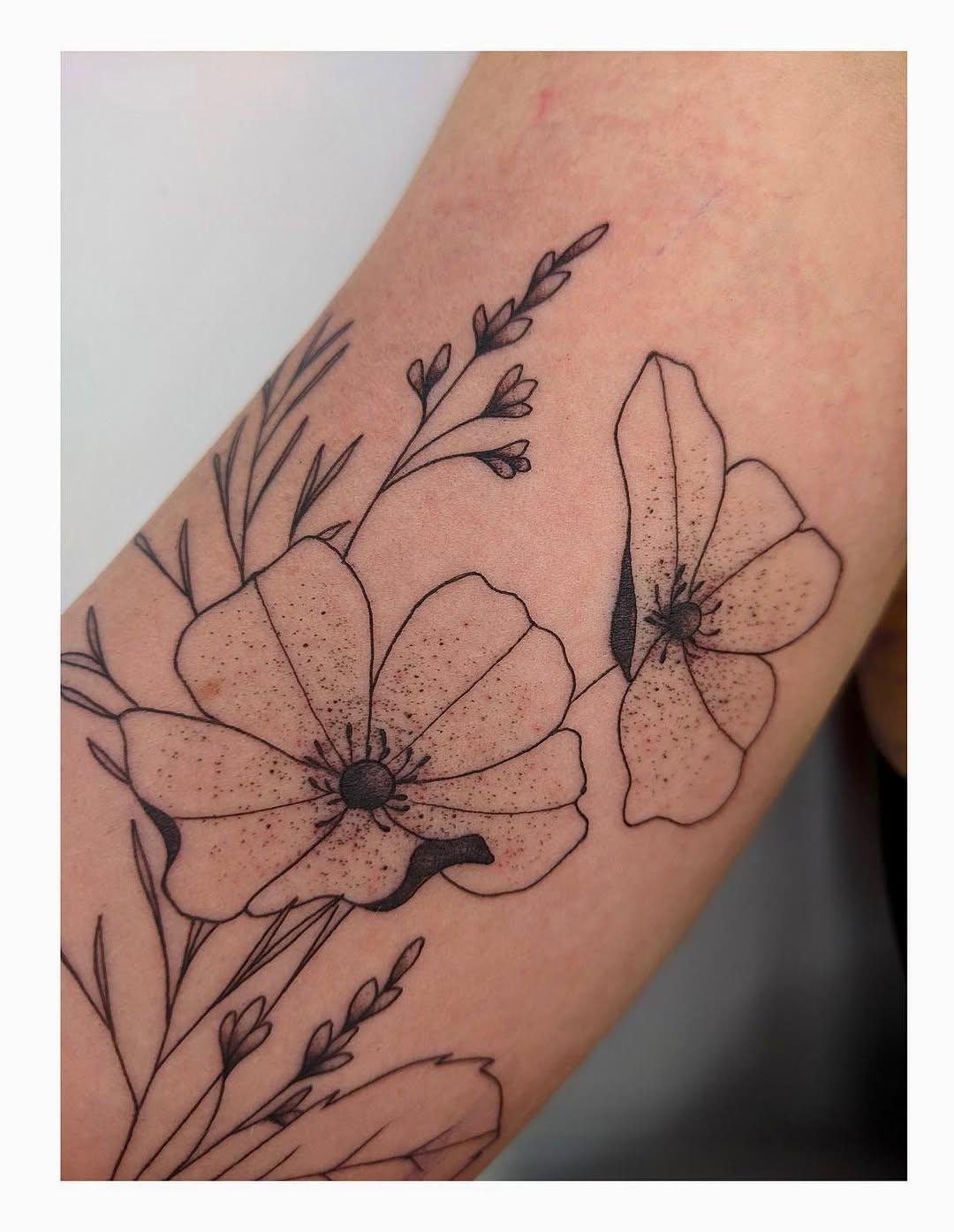 Travail de Tatoueuse - NOIRE De LIGNE