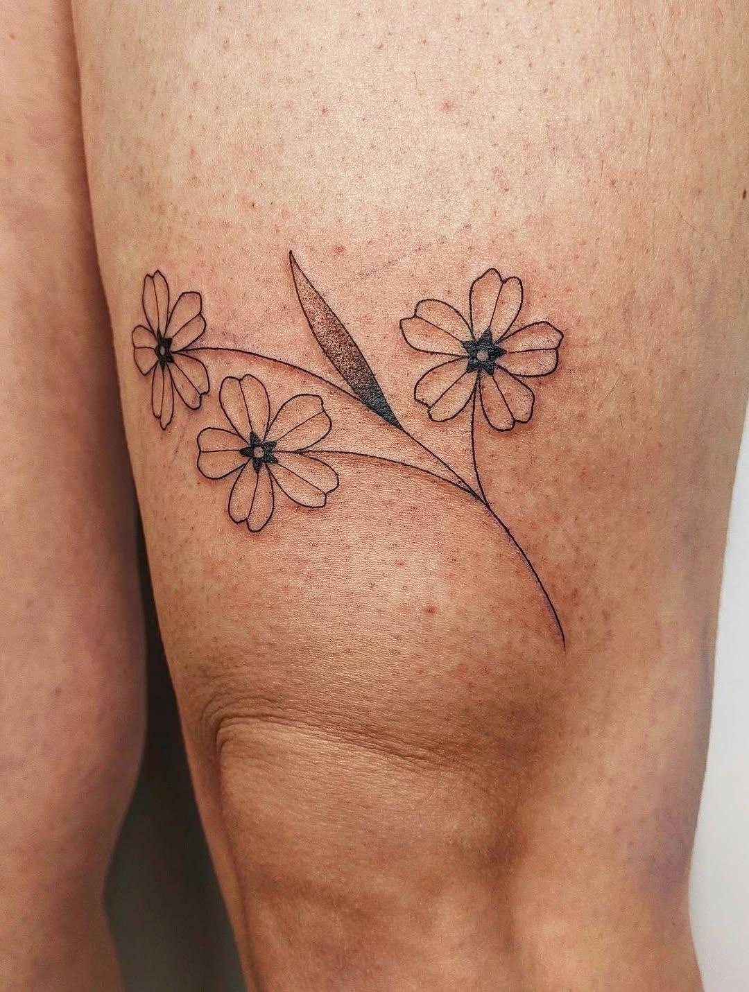 Tatouage asymétrique ornemental fine line jambes — noiredeligne