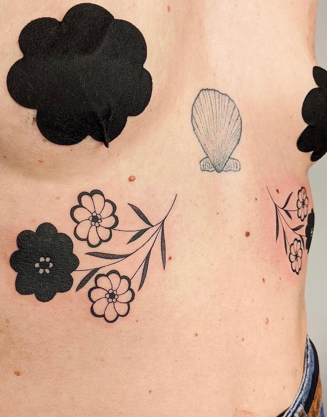 Travail de Tatoueuse - NOIRE De LIGNE