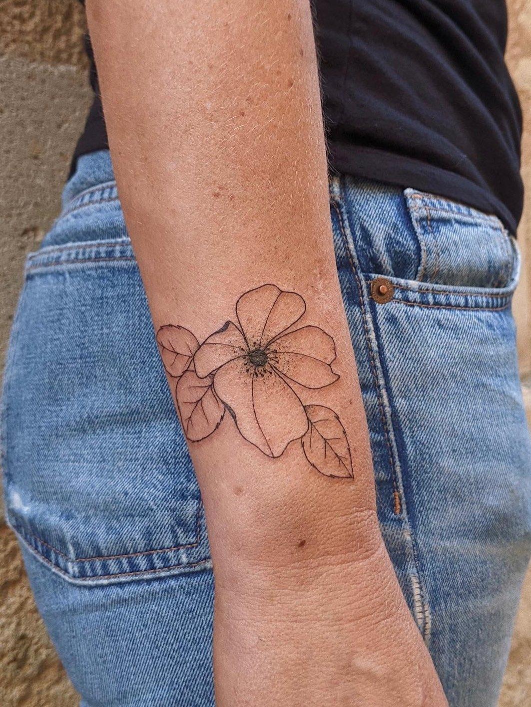 Tatouage rose fine line — noiredeligne
