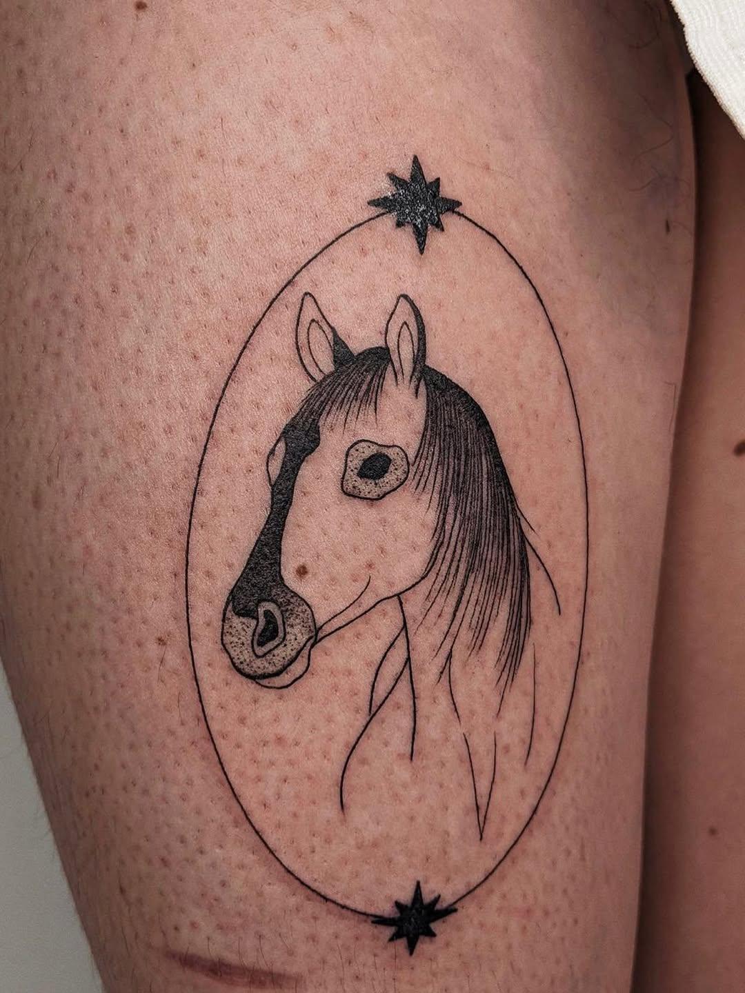 Travail de Tatoueuse - NOIRE De LIGNE