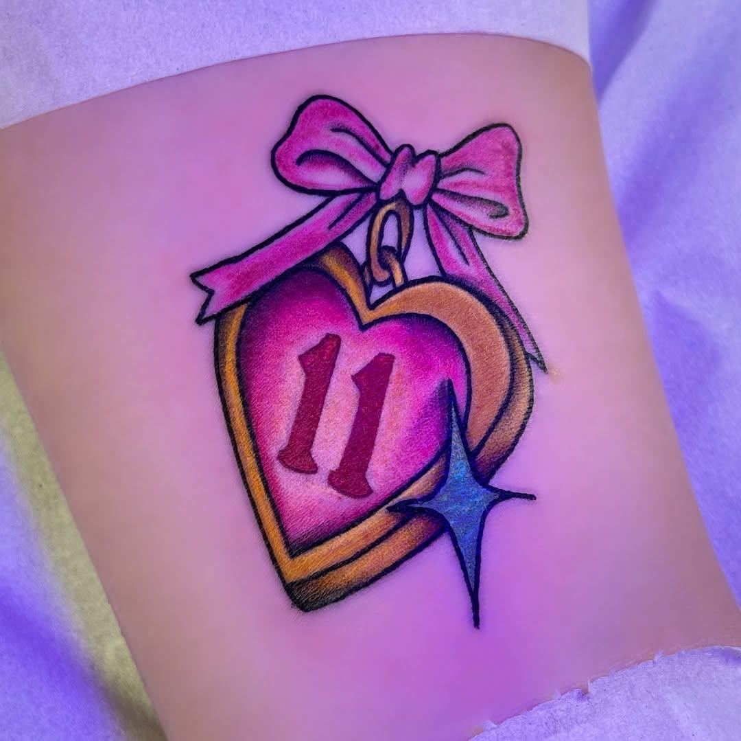 Tatouage cœur avec nœud rose et numéro — raychii_