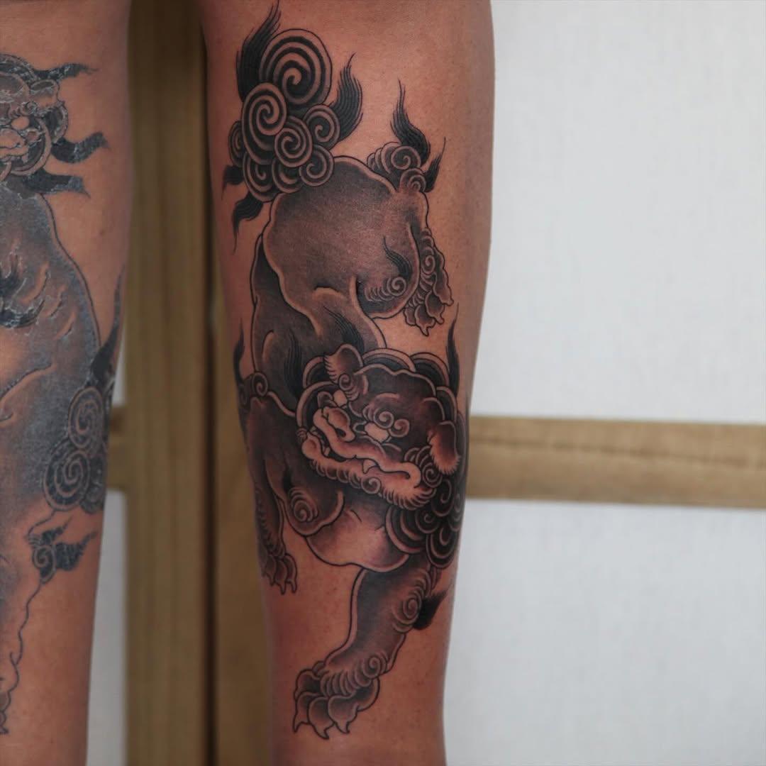 Tatouage Karajishi Shisa japonais black & grey — badmanoki_tattoo