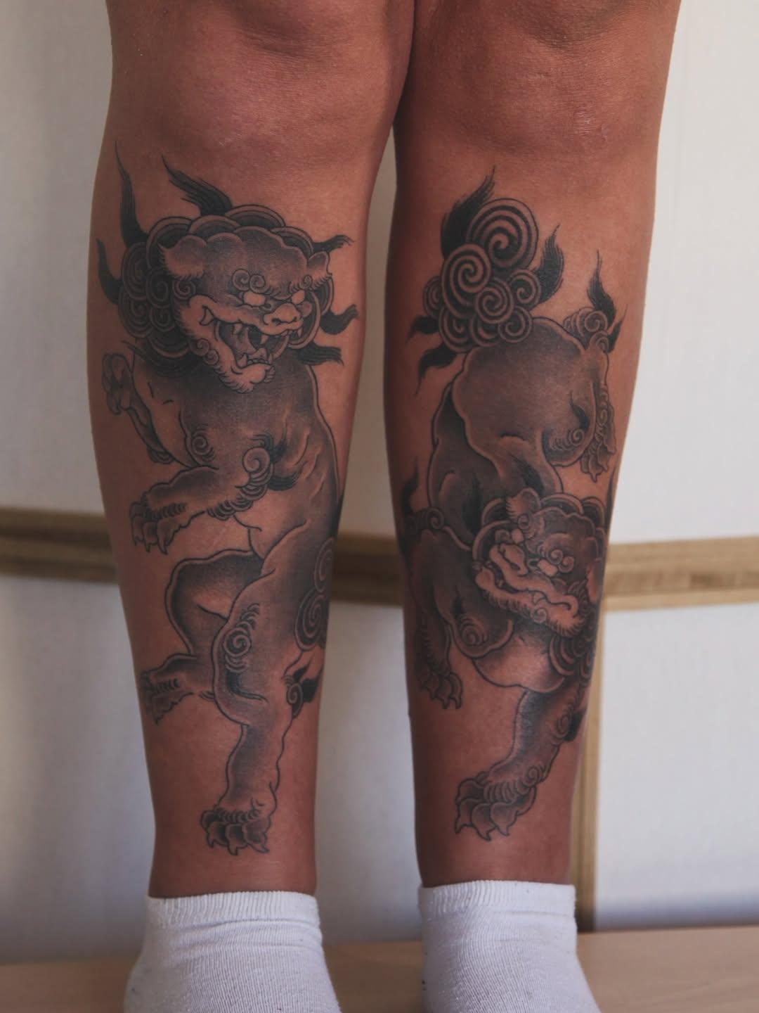 Tatouage Shisa Karajishi japonais black & grey cicatrisé — badmanoki_tattoo
