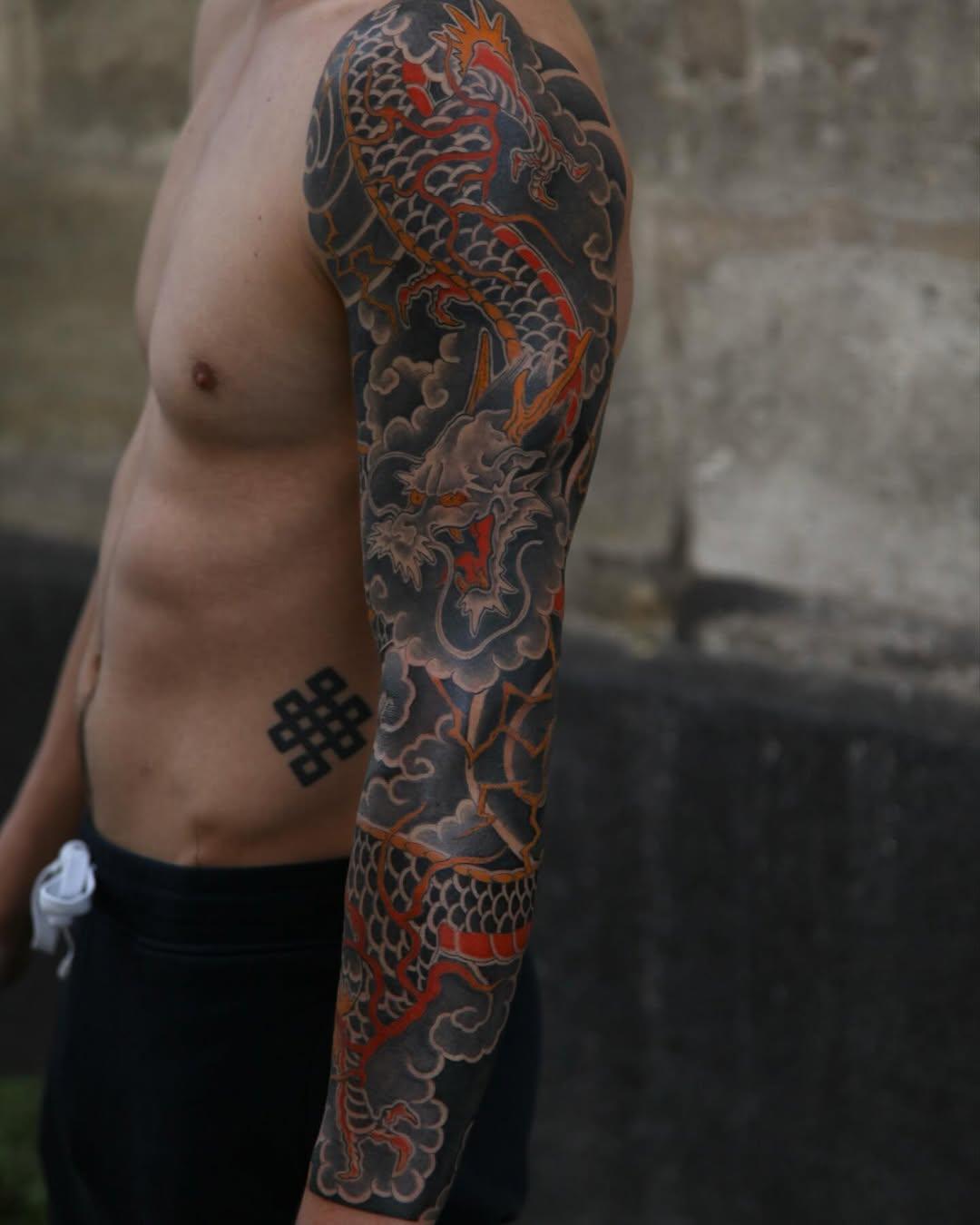 Tatouage manche dragon japonais black & grey — badmanoki_tattoo