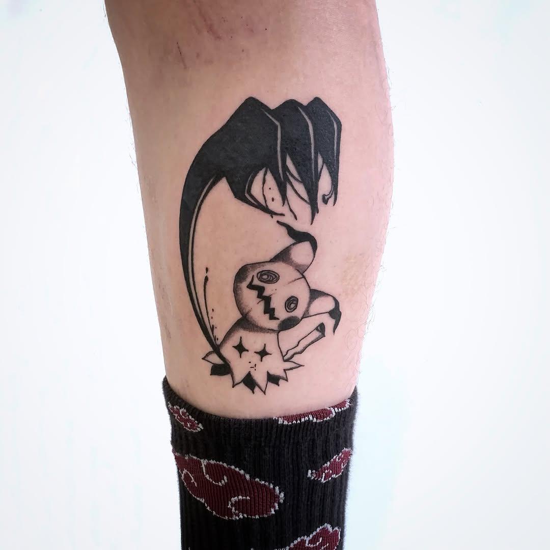 Tatouage Mimikyu blackwork mollet — 44tats