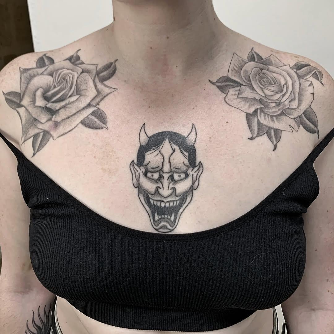 Tatouage roses et hannya black & grey poitrine — 44tats