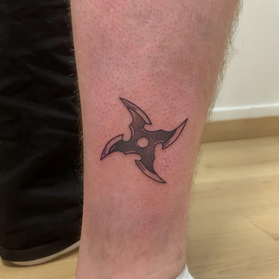 Tatouage shuriken black & grey mollet flash — 44tats