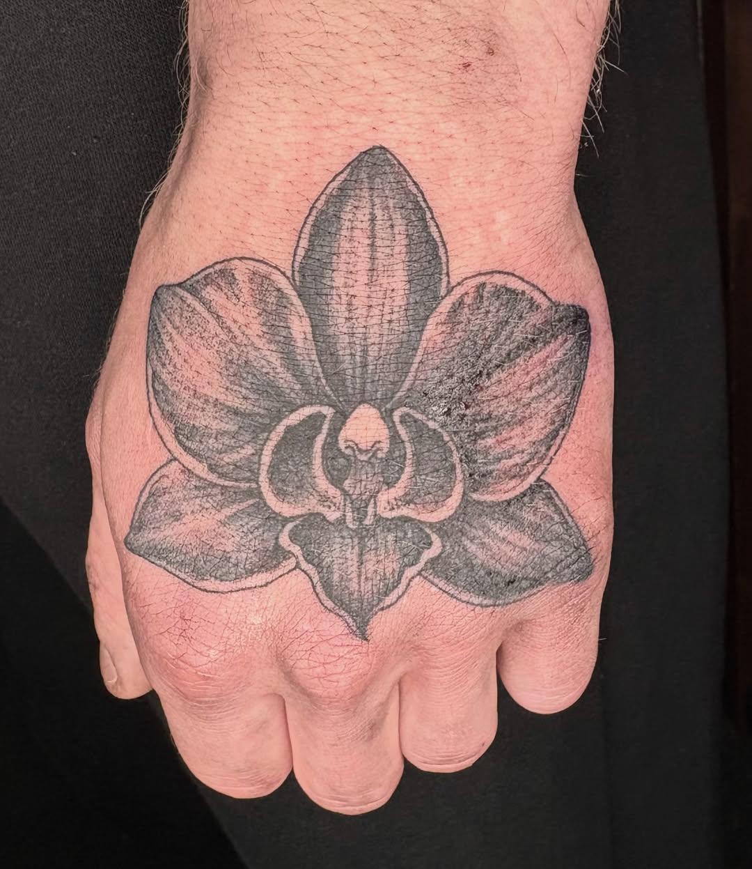 Tatouage orchidée fine line floral — lulatatouage