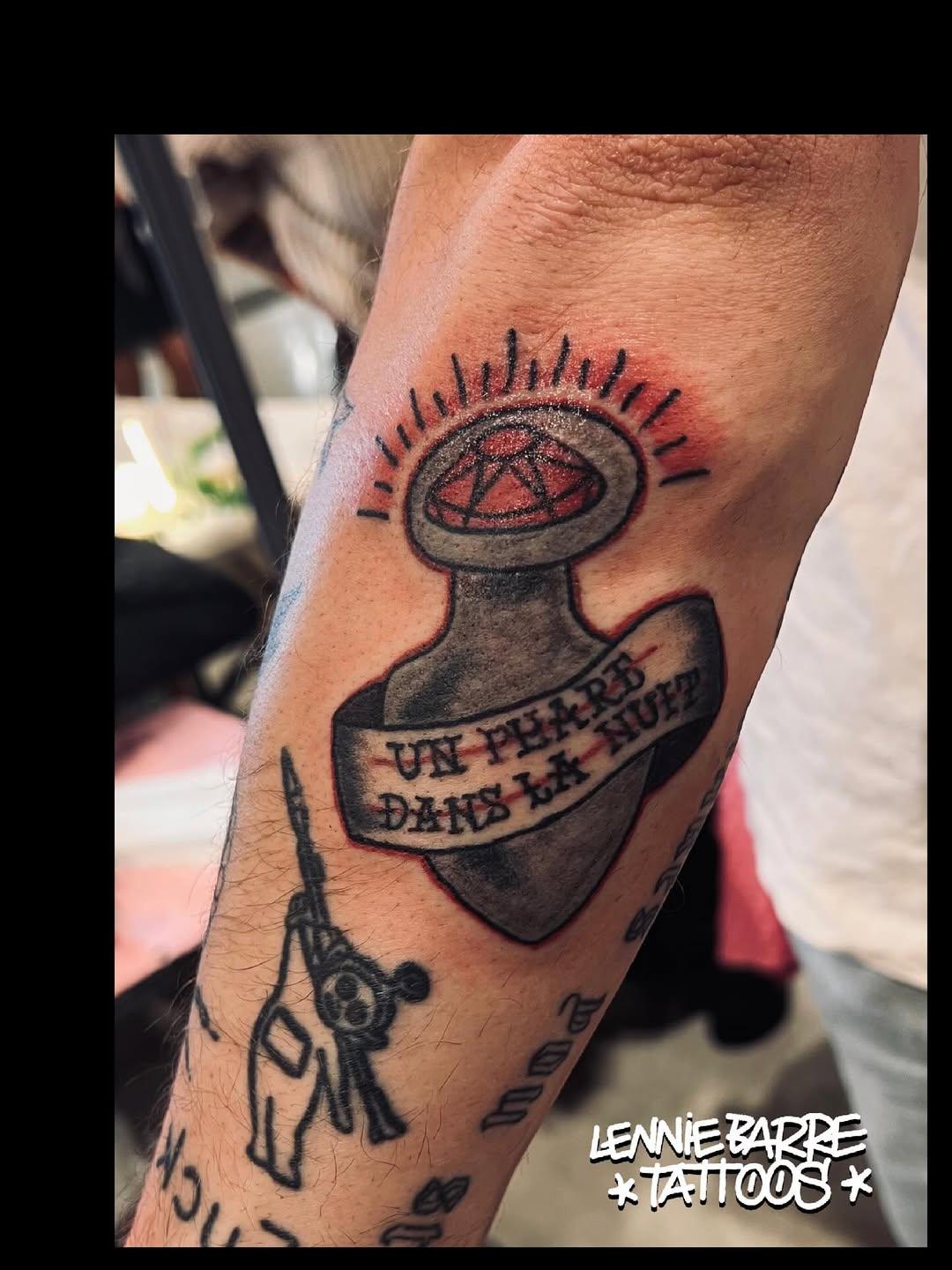 Tatouage humoristique traditionnel old school — lenniebarretattoos
