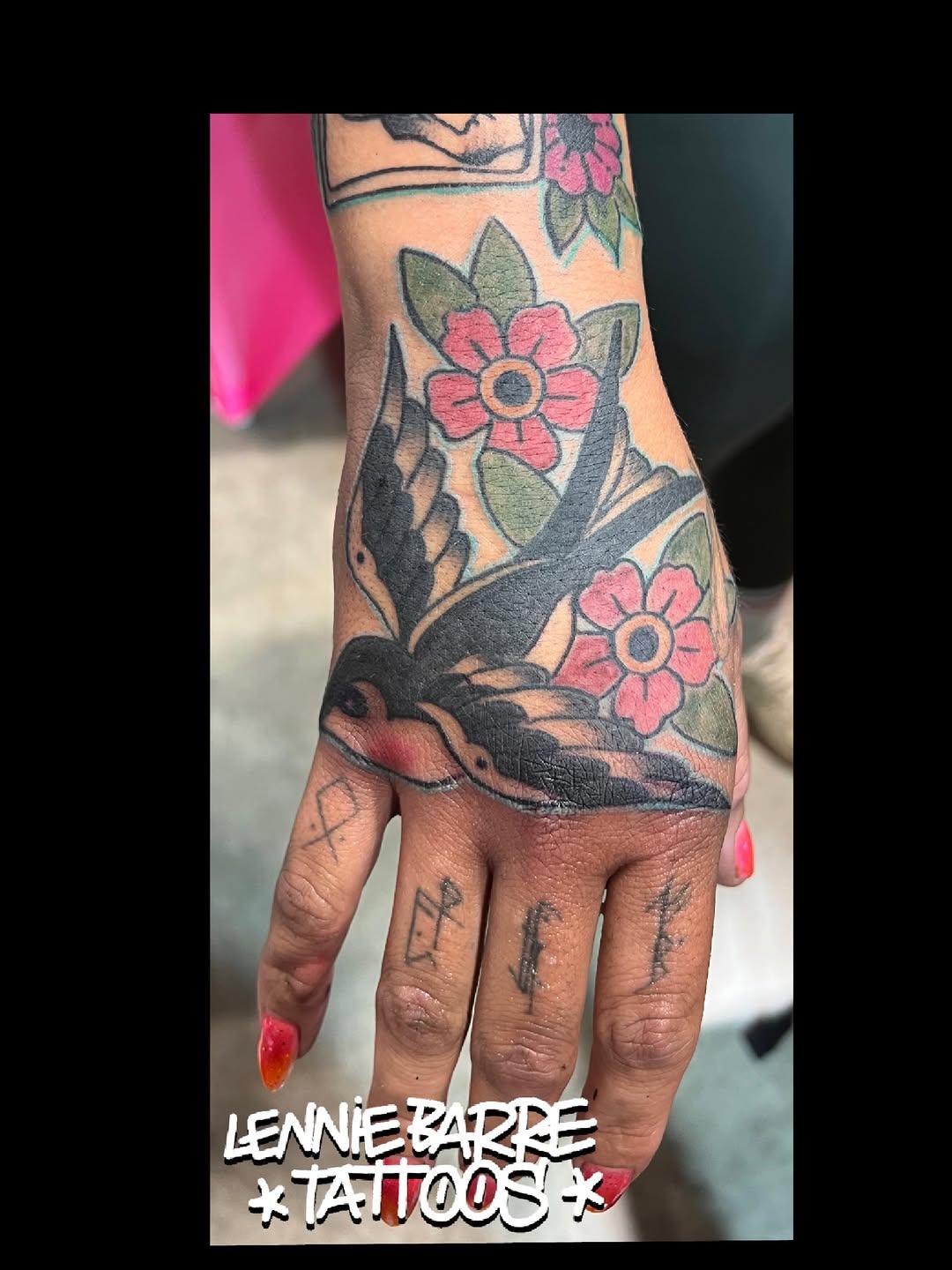 Tatouage hirondelle traditionnel old school — lenniebarretattoos