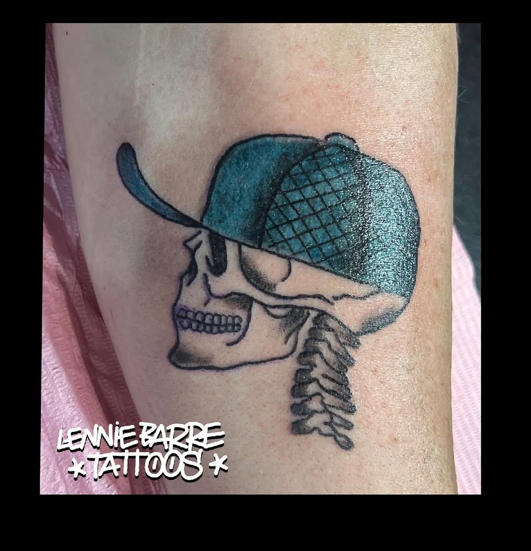 Tatouage crâne traditionnel old school — lenniebarretattoos