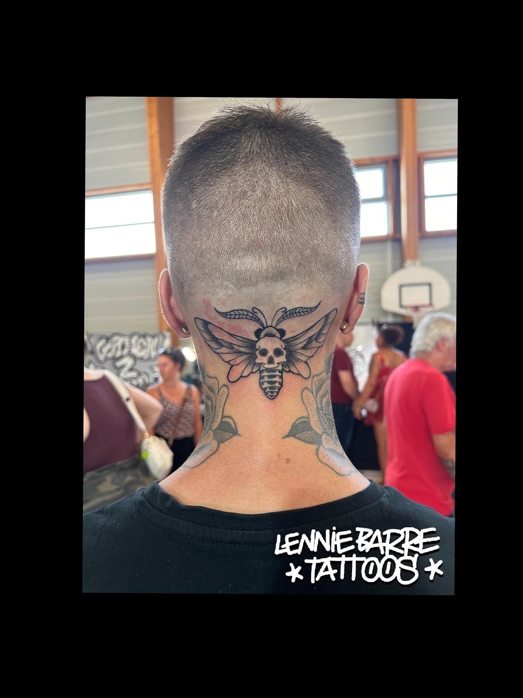 Tatouage sphinx tête de mort traditionnel nuque — lenniebarretattoos