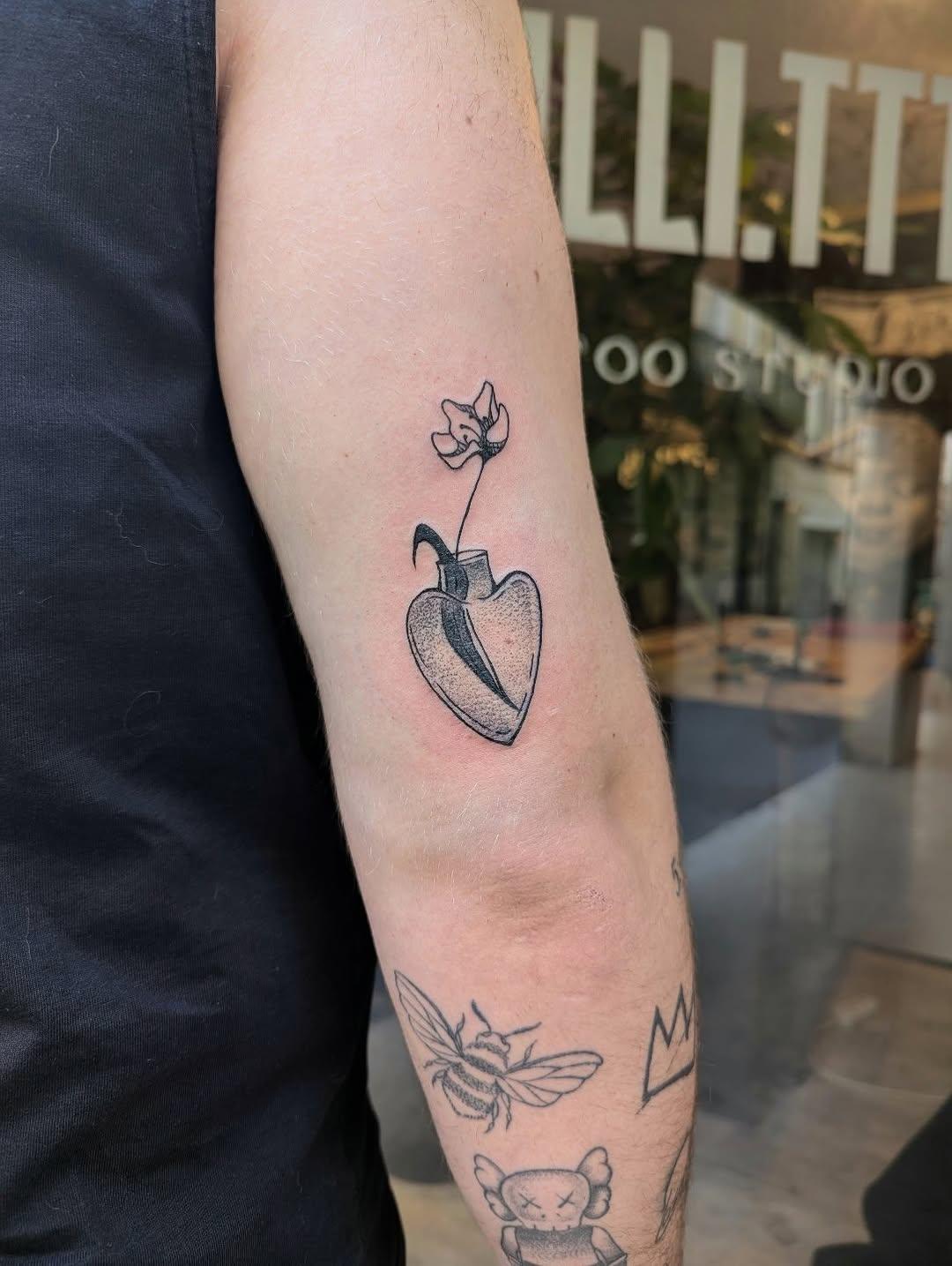 Tatouage coeur avec fleur — salttty__