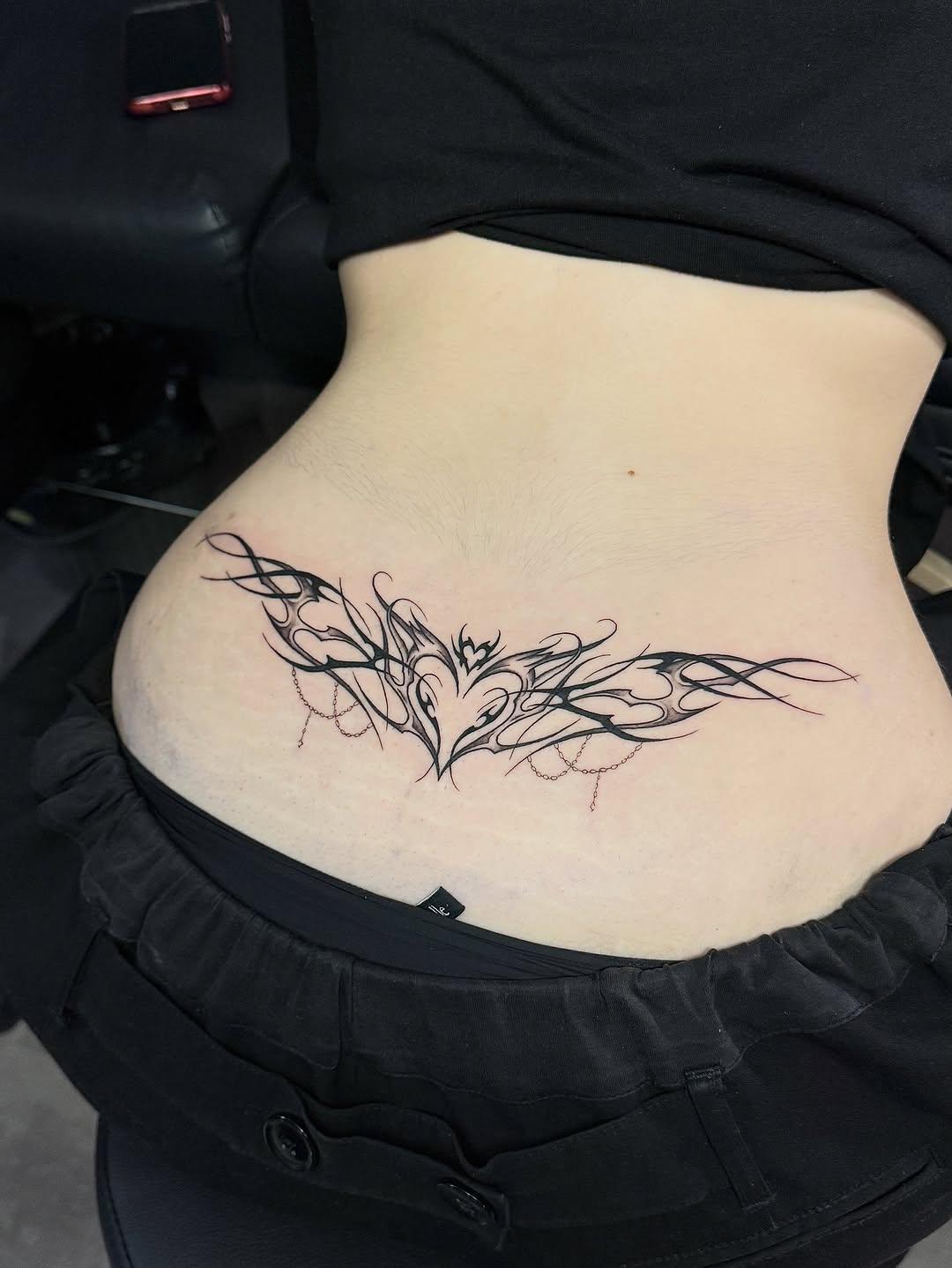 Tatouage tribal cyber bas-ventre — yung_mary