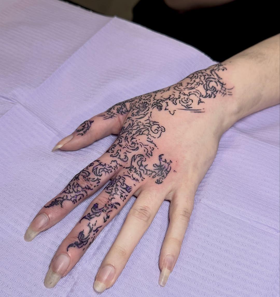 Tatouage ornements baroques doigts — yung_mary