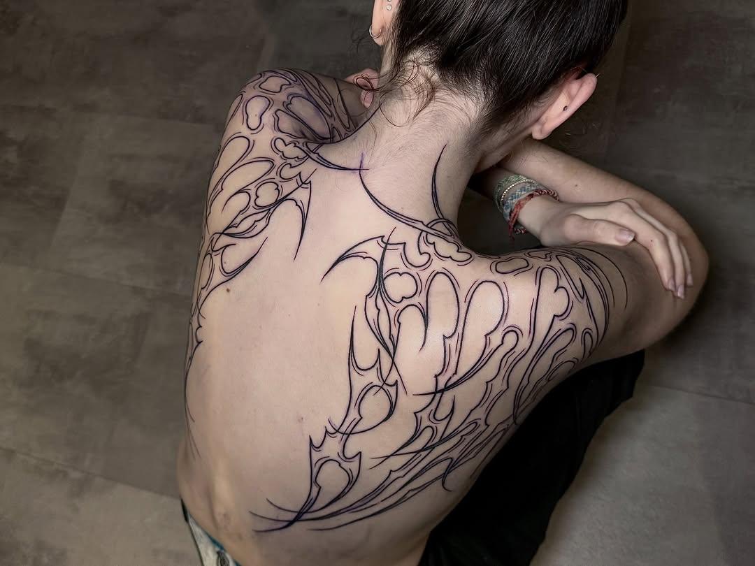 Tatouage motifs tribaux dos — yung_mary