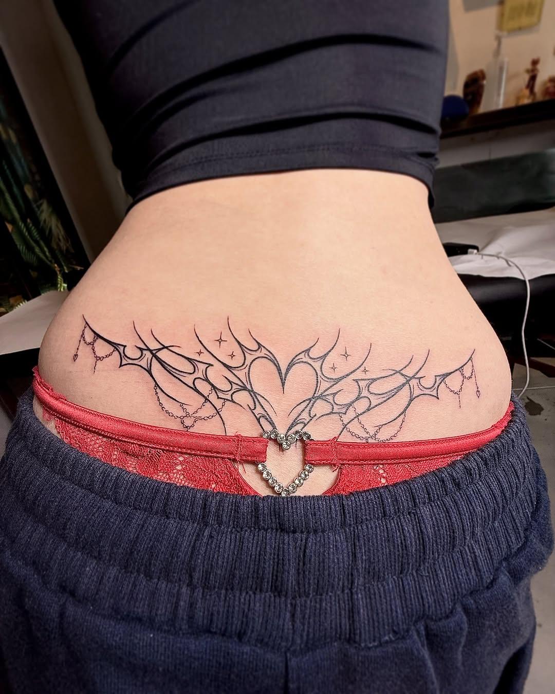 Tatouage motifs néotribaux bas-ventre — yung_mary