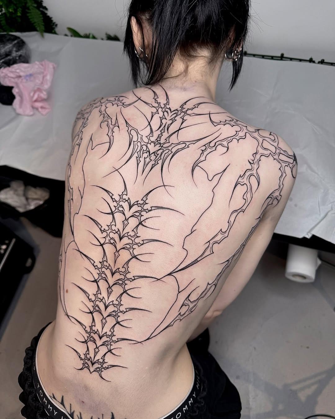 Tatouage arborescence néotribale dos — yung_mary