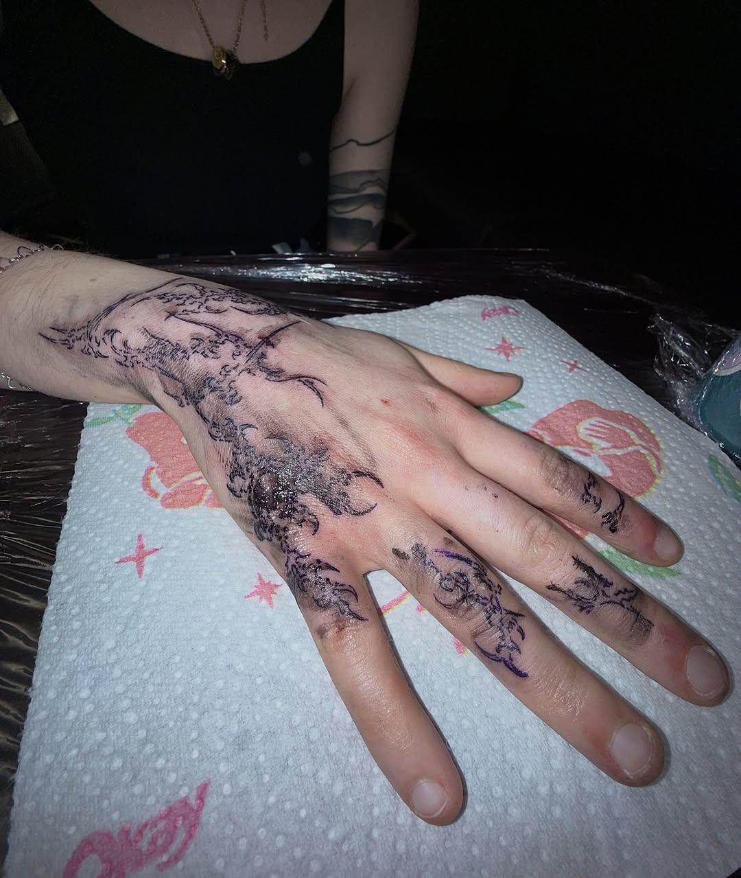 Tatouage motifs abstraits doigts et main — yung_mary