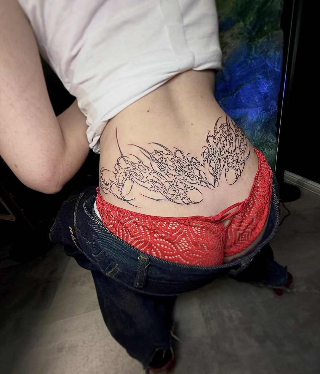 Tatouage néotribal abstrait bas-ventre — yung_mary