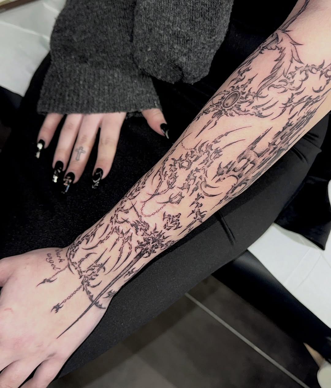 Tatouage fantasy tribal dos — yung_mary