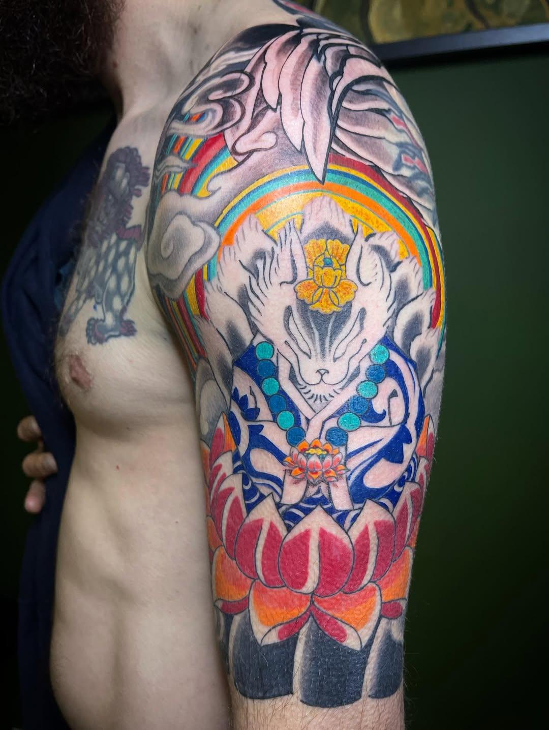 Tatouage kitsune lotus couleur bras — matthieuakacrewer