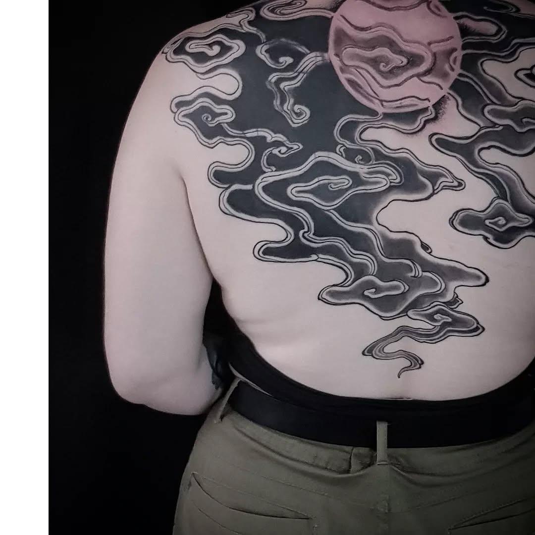 Tatouage nuages japonais black & grey dos — matthieuakacrewer